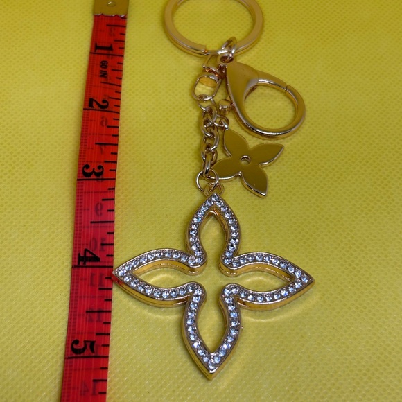 Gold Floral Pendant Keychain - Picture 4 of 5